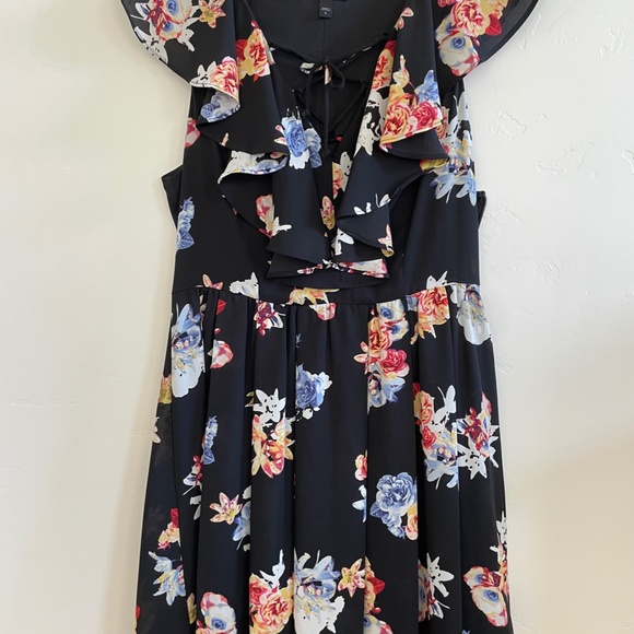 GREAT TRANSITION PIECE-- Beautiful Dress- Work or Date Night-- - Picture 2 of 4